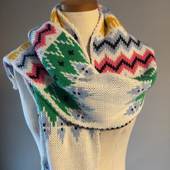 Very Colorful women’s Knit Scarf with Geometric Patterns!!!! - Picture 4 of 10